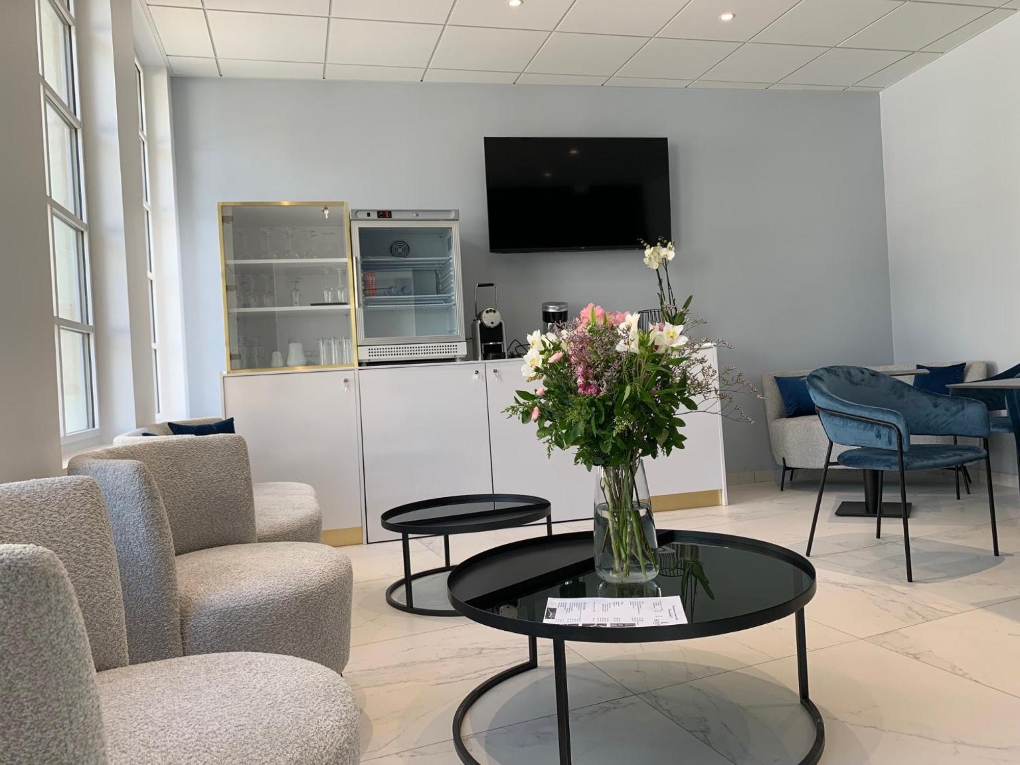 Kyriad Saumur Hyper Centre Hotel, Appartements, Seminaires Et Spa Soins Sothys Paris Exteriör bild